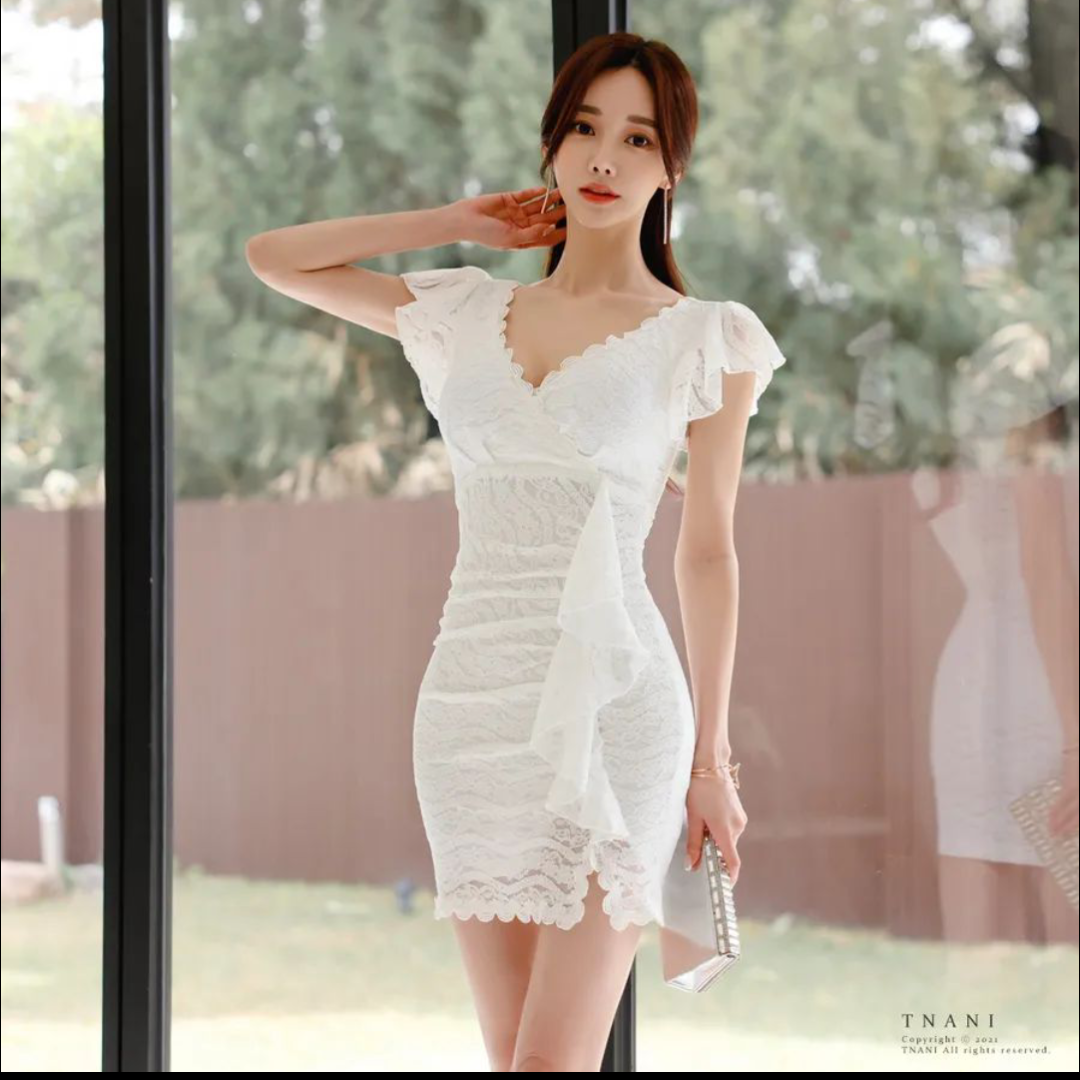 孙允珠:纯白蕾丝花纹低胸包裙穿搭,婀娜多姿
