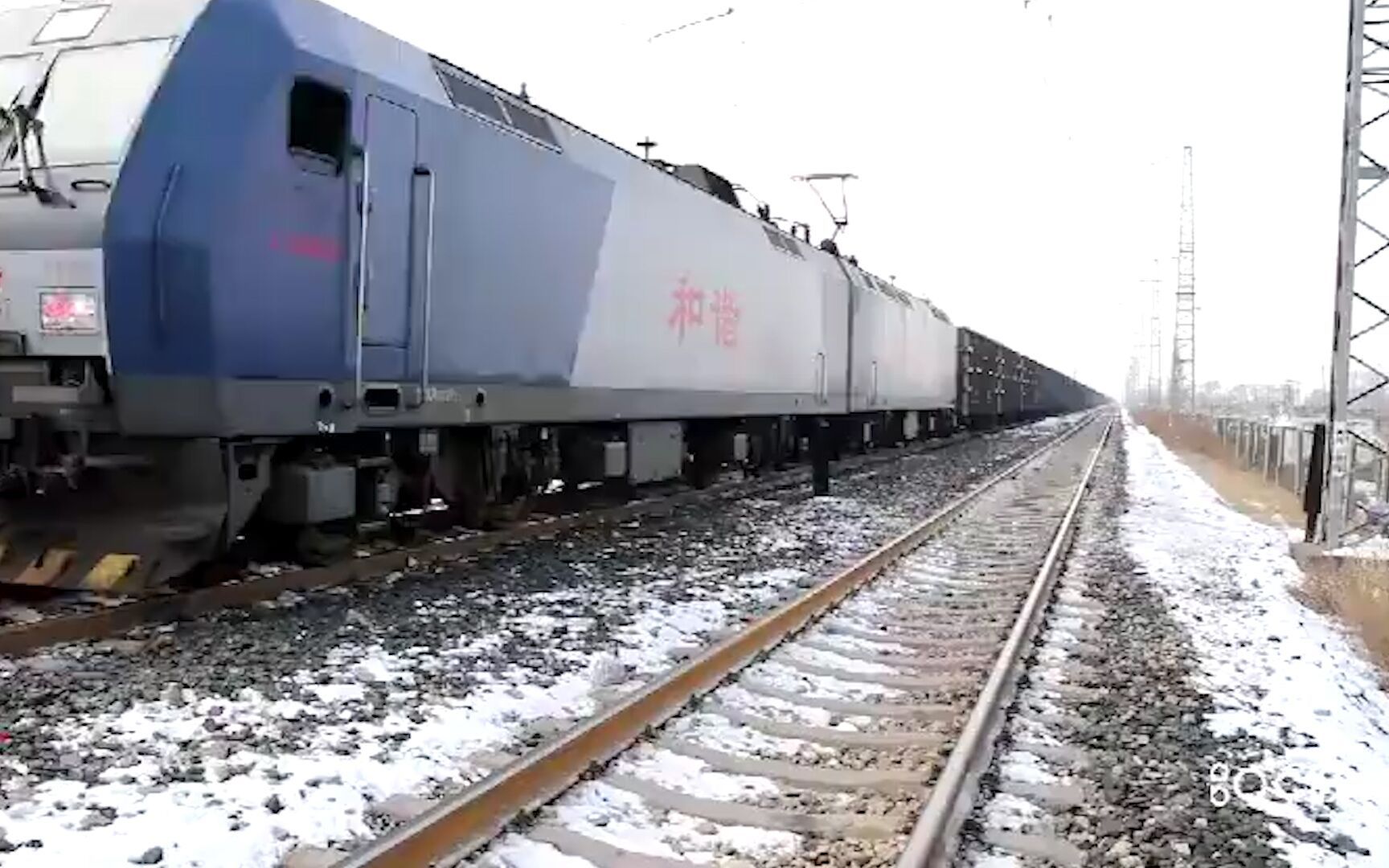 实拍中国最长火车:满载2万吨煤 2公里长的车厢数都数不过来!