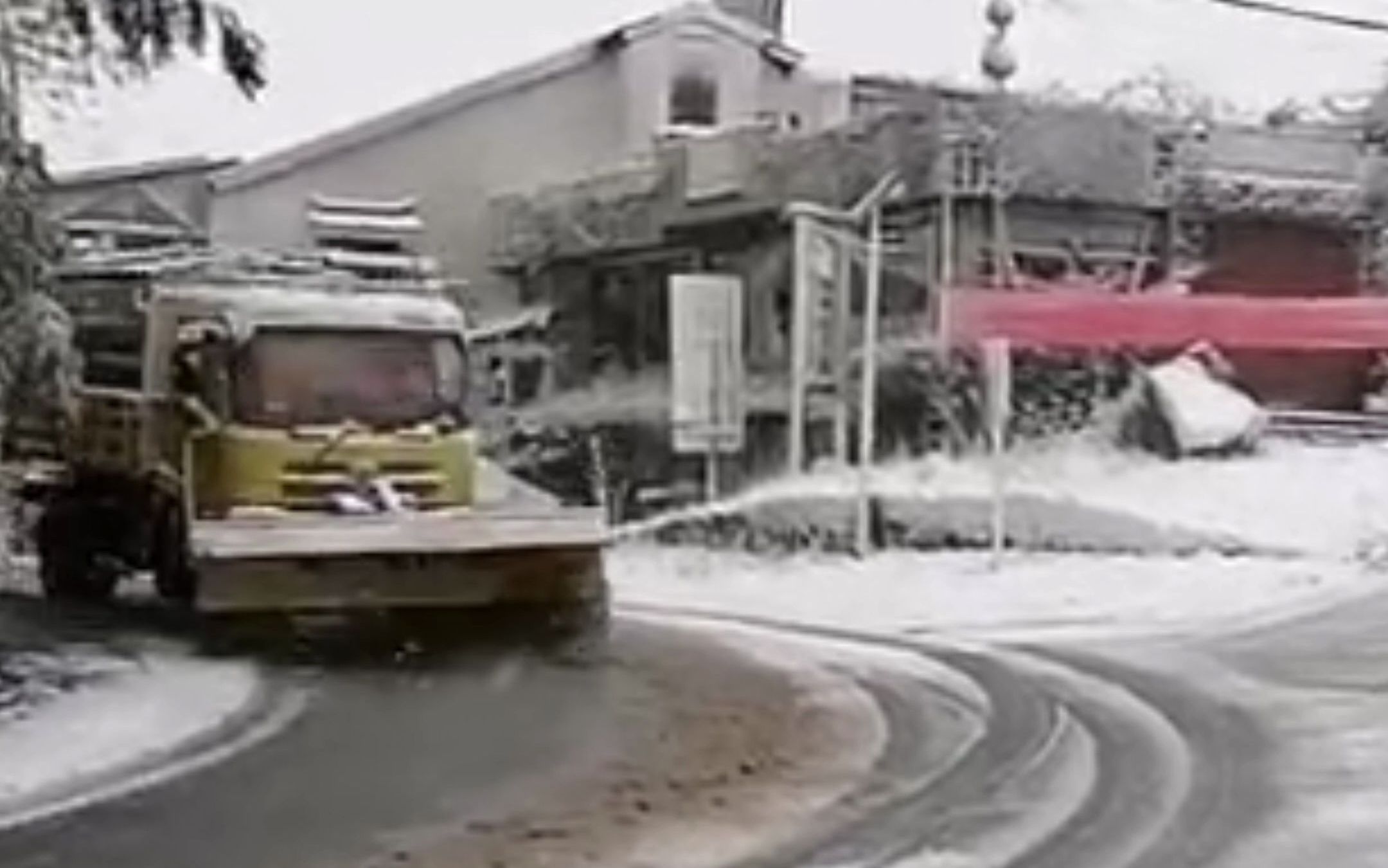 天台山区普降大雪,抢险队员赶赴现场,全力以赴保畅通哔哩哔哩bilibili