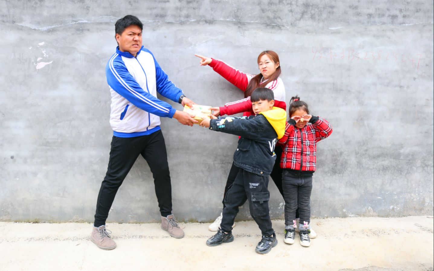 教训1:大壮抢小朋友的零食,大美教训大壮为小朋友出气,真逗