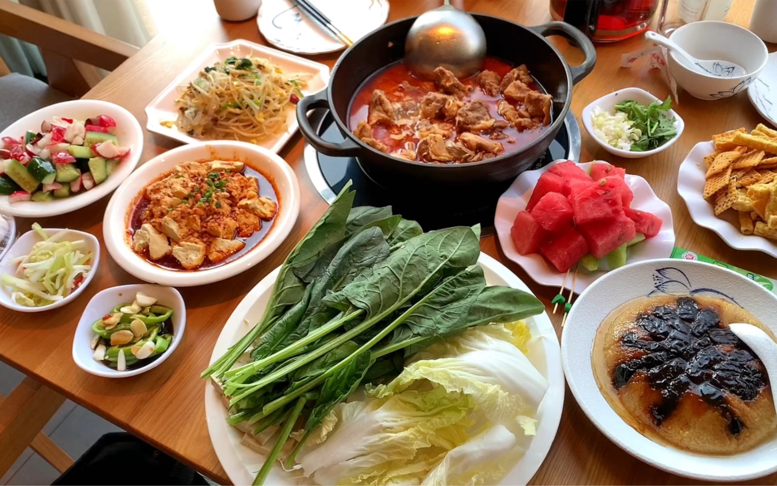 一个人吃230元四人餐,陕北铁锅炖羊肉酥烂鲜香,大红枣软糜子饭软糯
