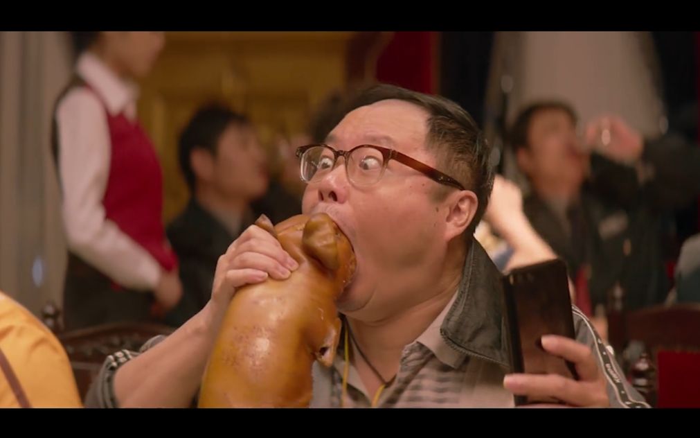 足球教练参加的富二代的宴席,看见猪肉就狼吞虎咽起来_哔哩哔哩_bili