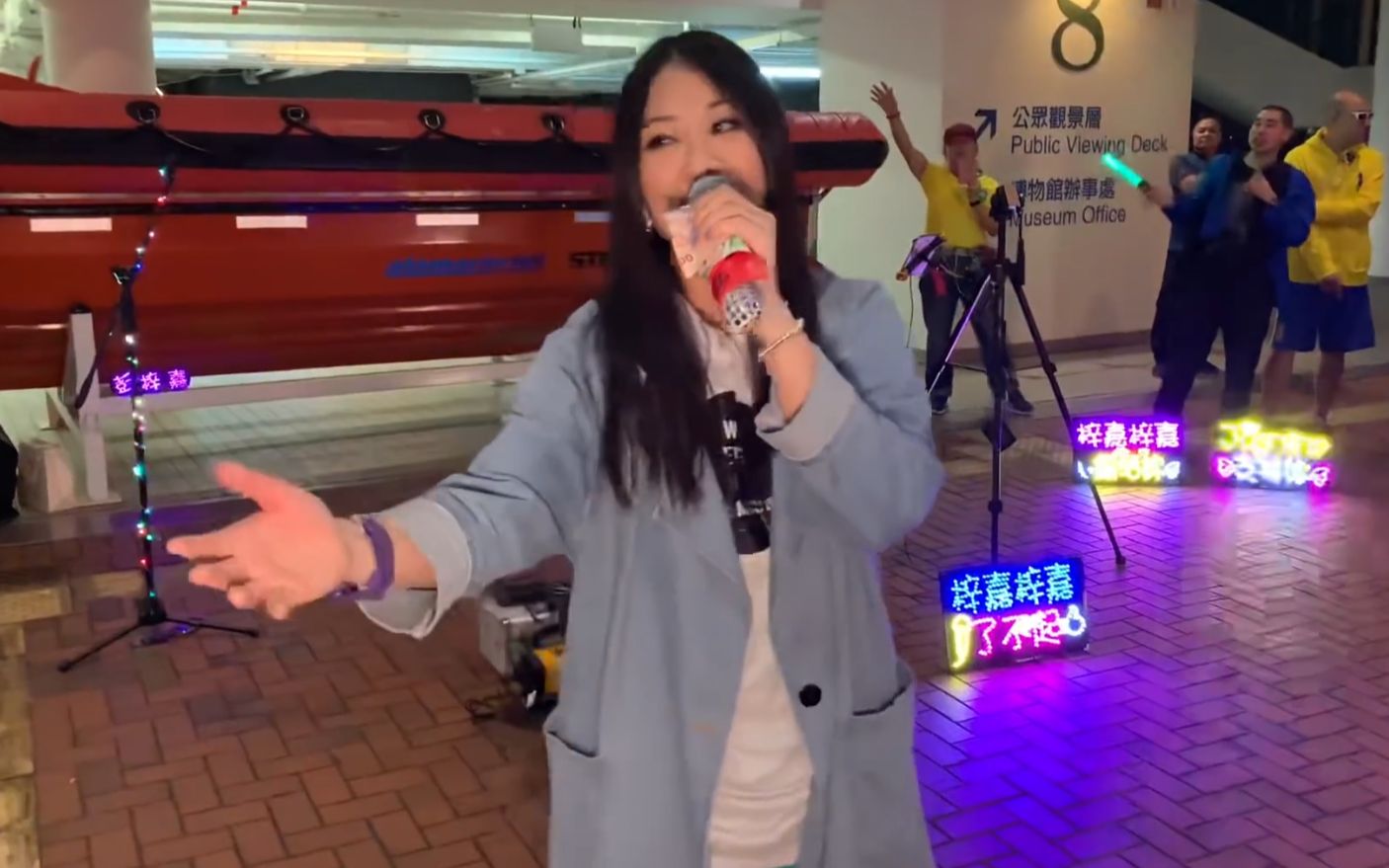 香港经典粤语《漫步人生路》,街头艺人彭梓嘉演唱这首歌,不仅形象受人