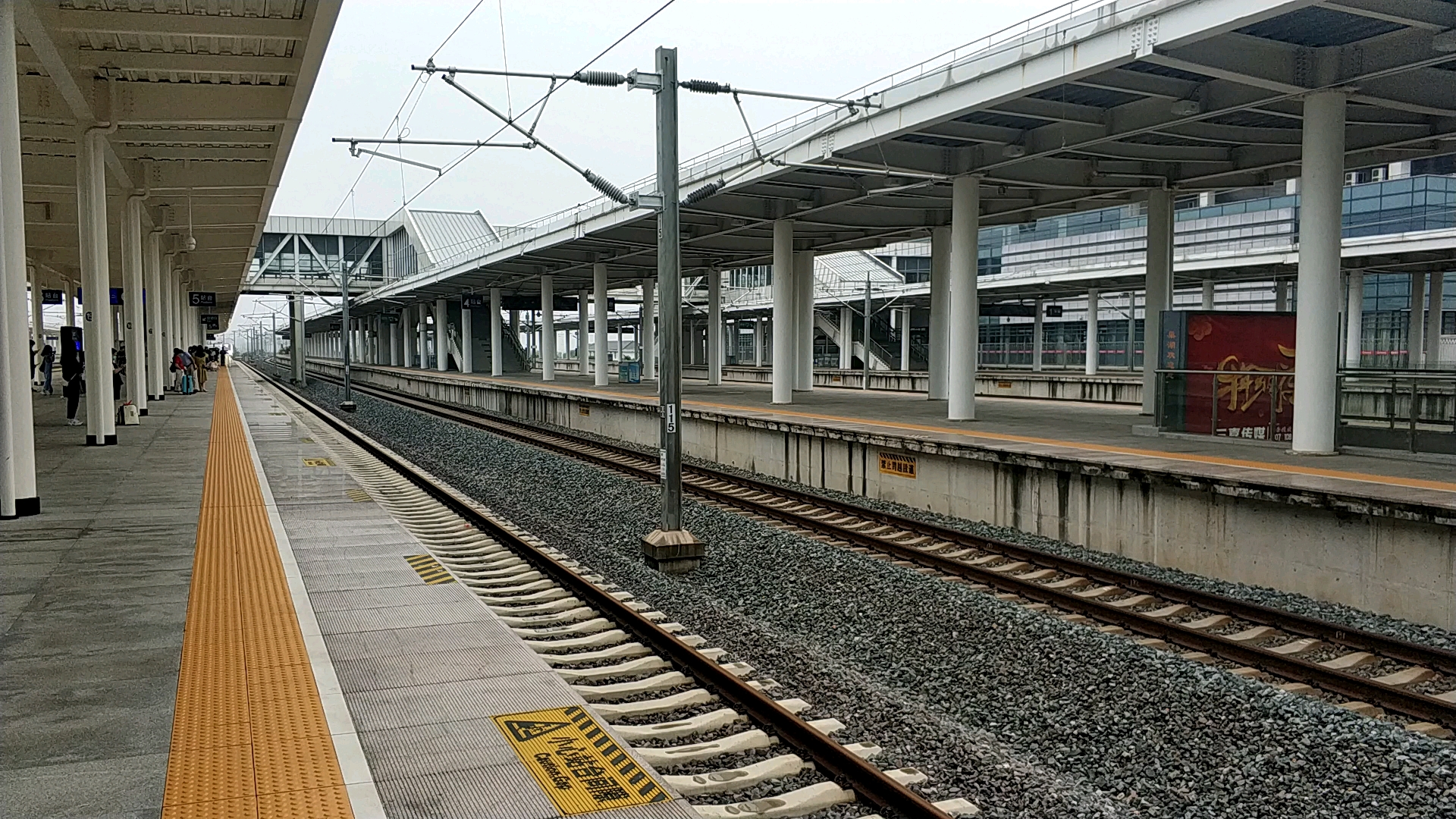 d2262次运转,crh1b进入巢湖东站5站台