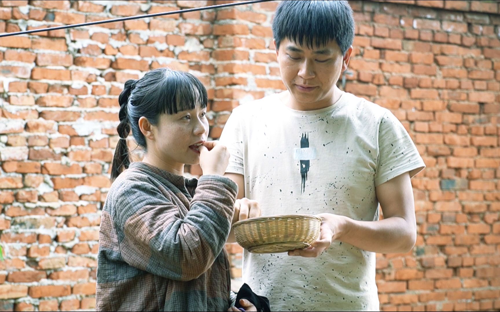 农村夫妻感情好,老公每天为老婆做零嘴,简单幸福让人羡慕