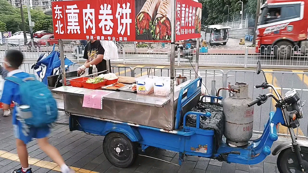 东北熏肉卷饼摊