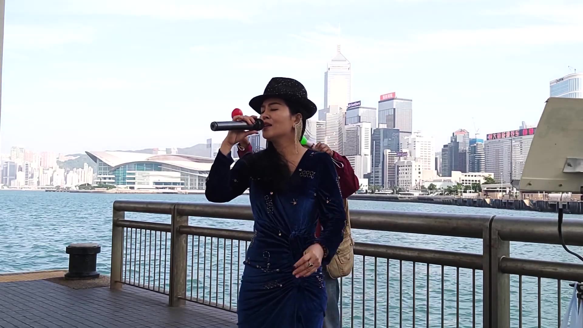 街头艺人小红演唱《你是否也在我心中》歌声悦耳,好听