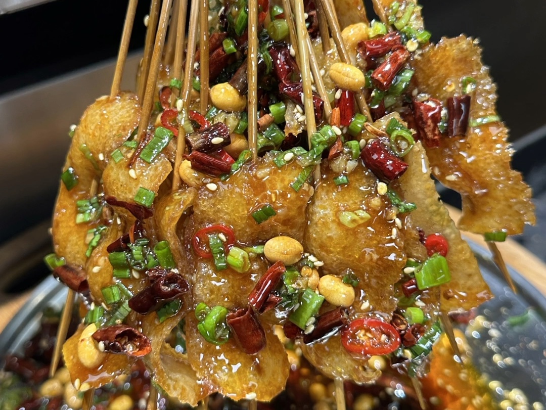 烧烤店特色香辣油淋猪皮小串