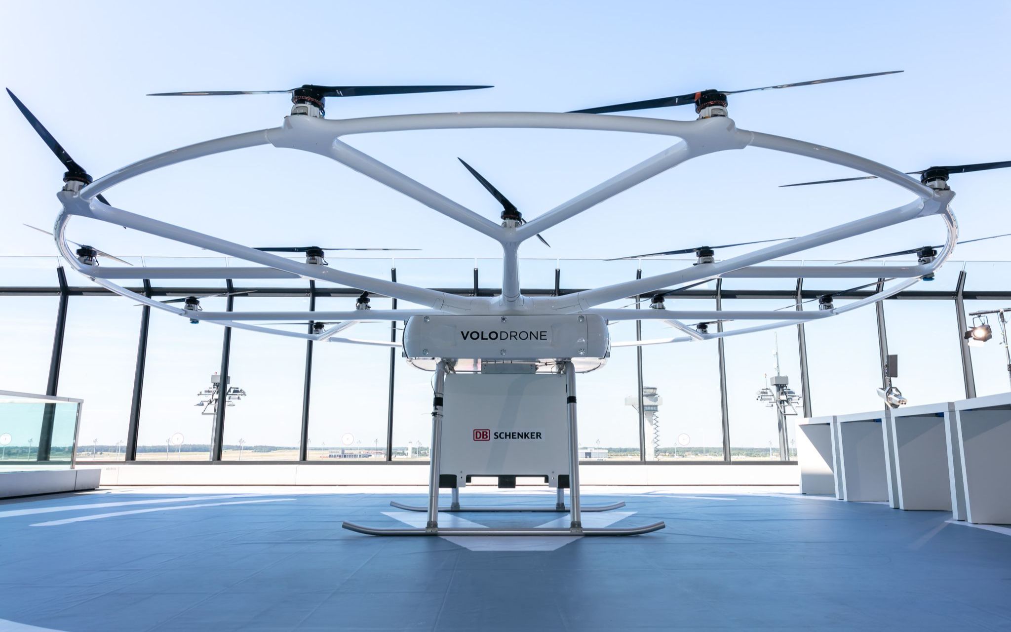 volodrone重型物流无人机可承载200公斤的有效载荷及40公里的航程