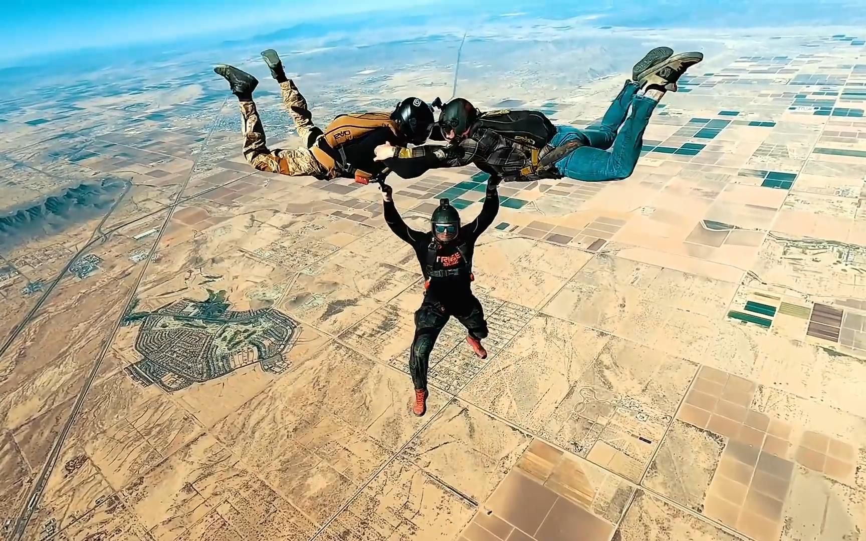 三人组高空跳伞,帅!