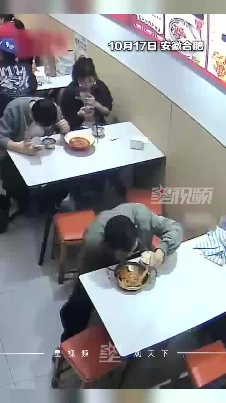 顾客用餐时发现一根头发，默默夹出接着吃，老板看监控后主动退款
