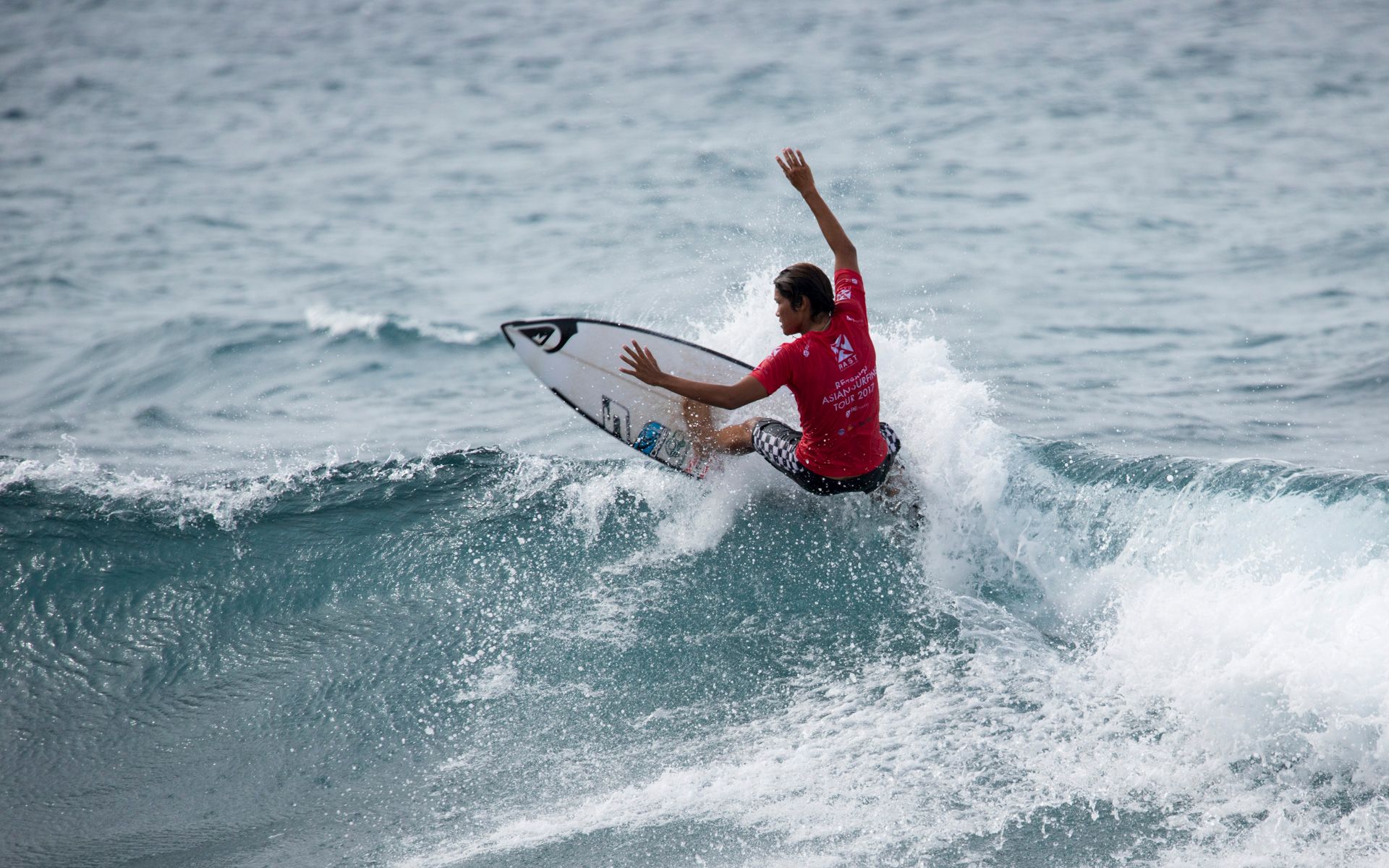 慢镜头看亚洲天才冲浪少年冲出浪尖的腾空瞬间!