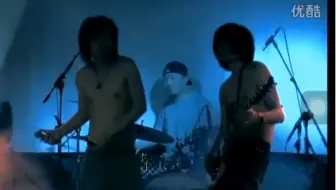 打赤膊的彭磊，弹贝斯的庞宽 2010新裤子初始阵容《嘿你》