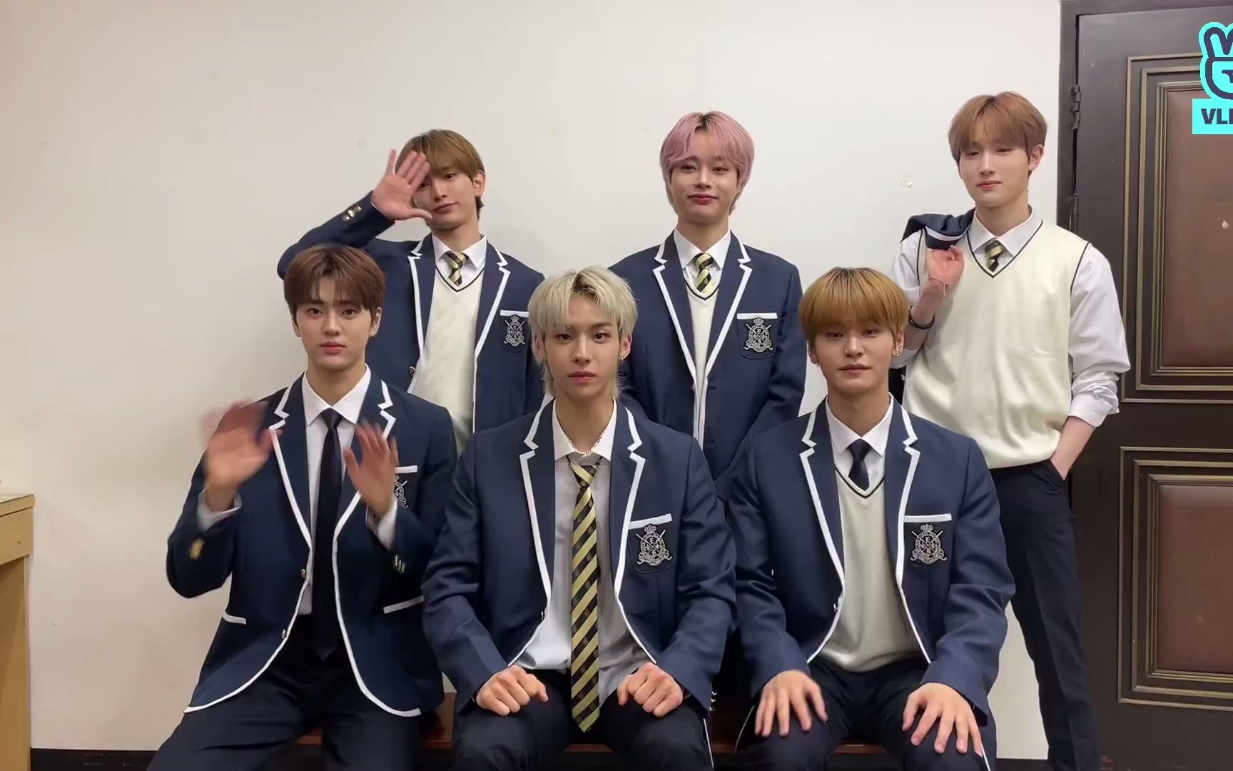 【饿着肚子直播的一群男高中生】暴风高三年二班 live全场