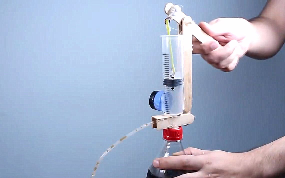 小伙自制一个针管抽水器,可以用来抽可乐喝,非常有创意!