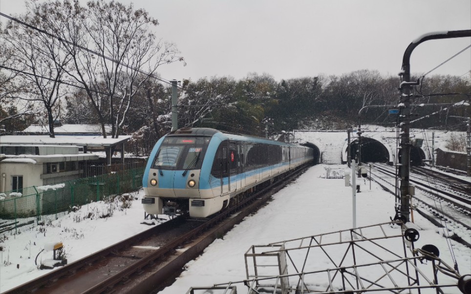 [图]金陵·雪——南京地铁 大雪中的南京地铁人就是干！