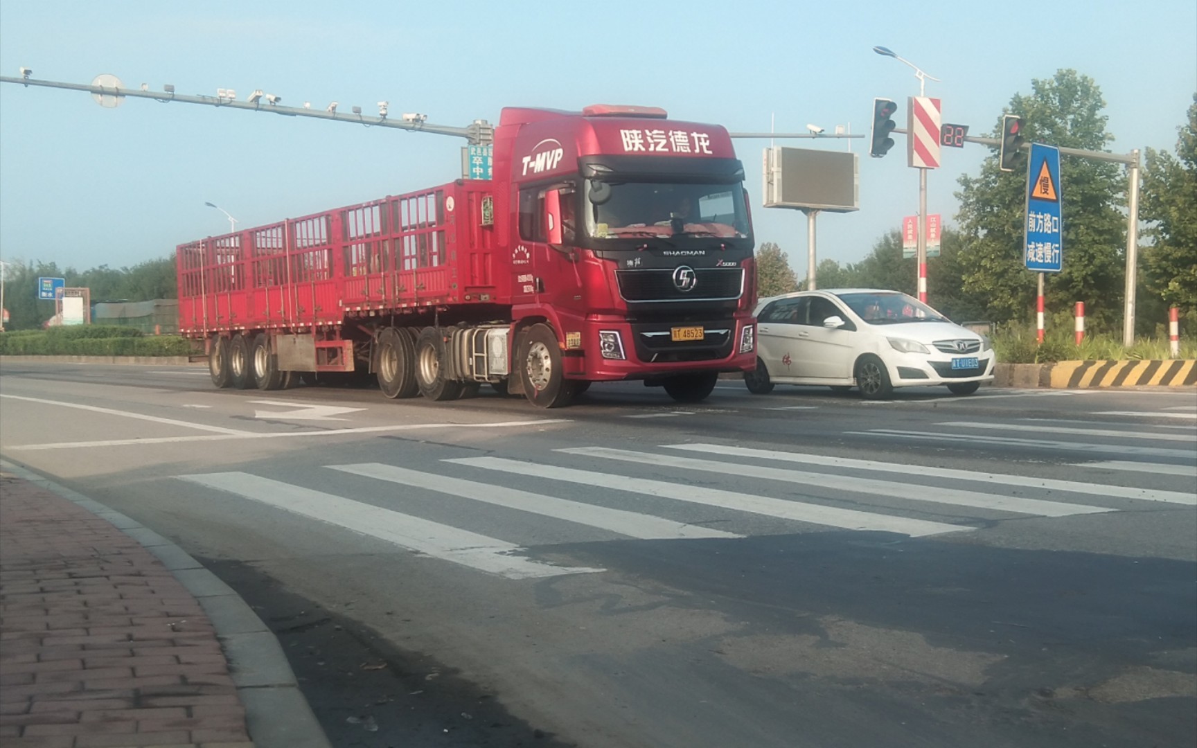 【中国卡车】 中卡拍车#98 跟着up主一起来拍卡车吧,车擦亮了,心情就