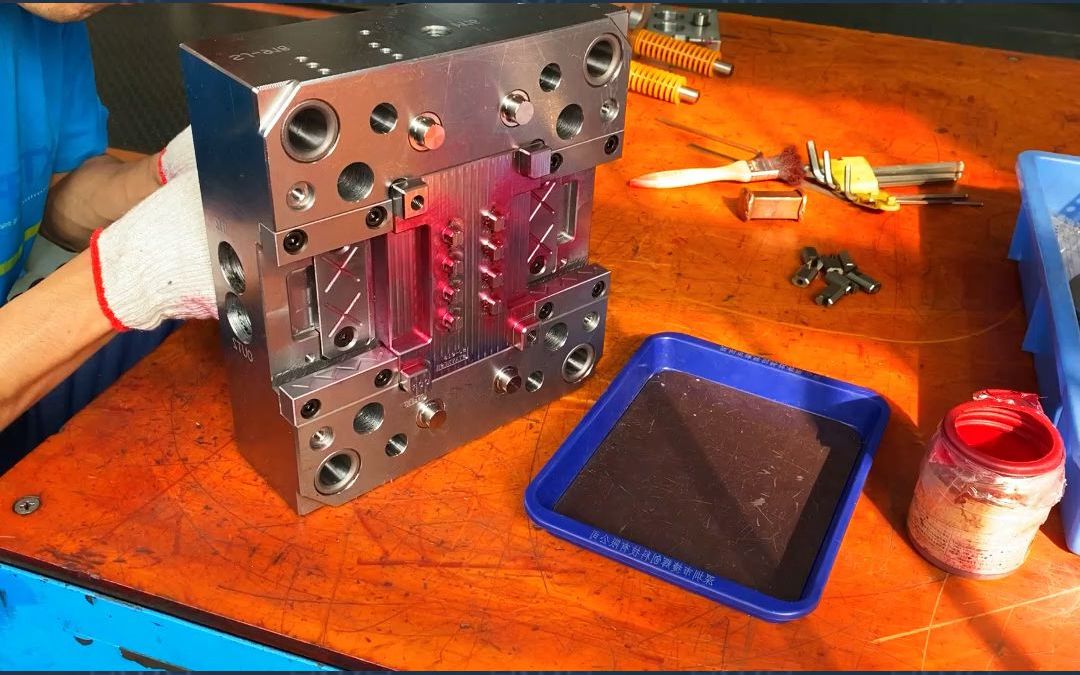 据说模具大师看红丹都能看出模具公差多少?