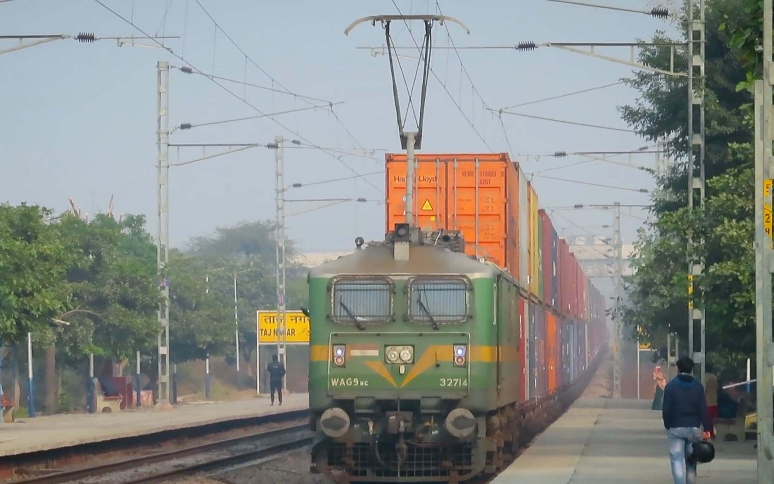 印度电力机车牵引双层集装箱专列 超级高的受电弓