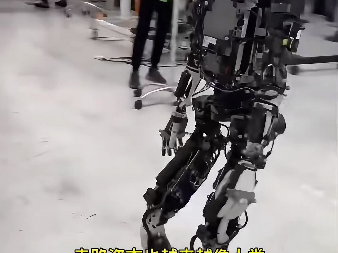 马斯克展示特斯拉机器人optimus走路视频,非常平稳,和机器人一起散步
