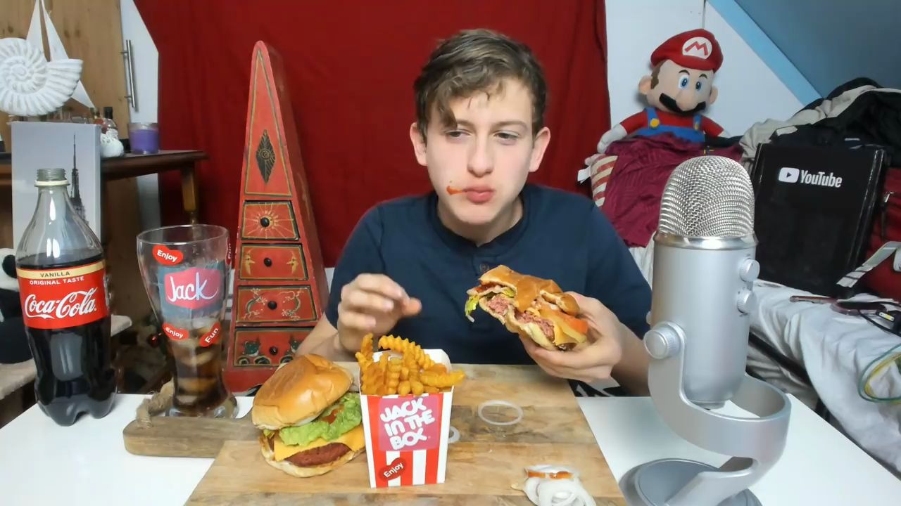 小哥哥吃美国快餐jackinthebox汉堡薯条配可口可乐