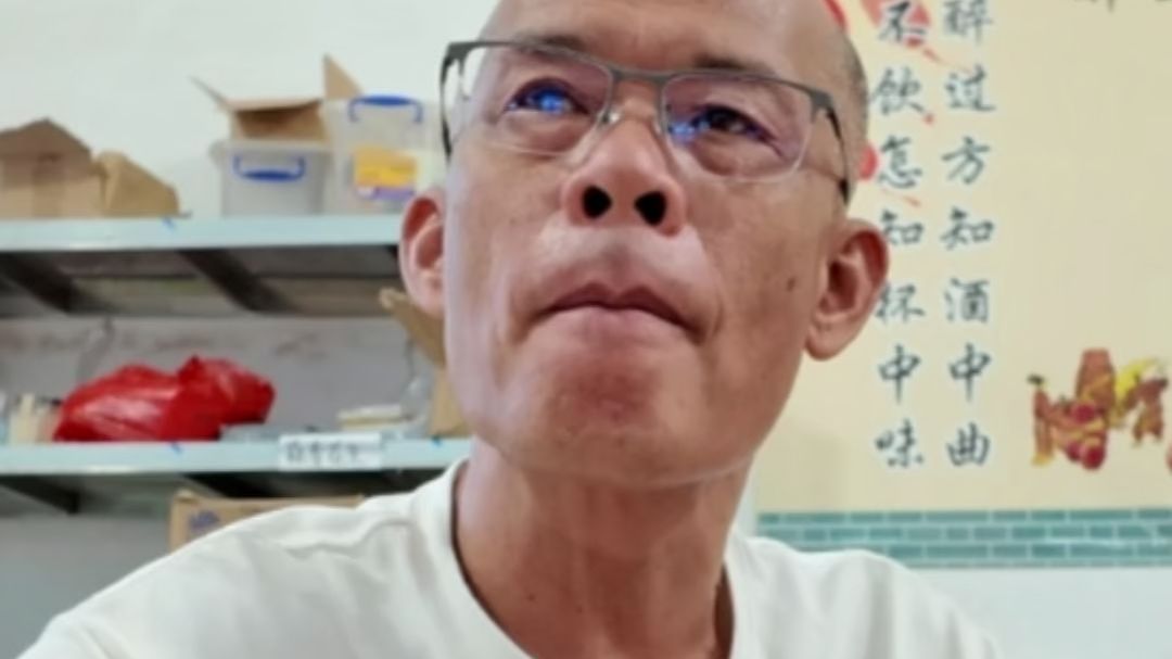 “莫氏鸡煲”爆火半年之后，第一现场记者回访莫叔，他说，不仅店面改造升级，还投入约600万元扩大规模，建立两个合作社，把控阉鸡品质：“现在