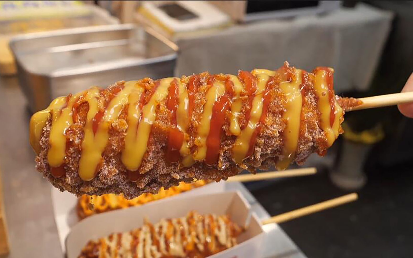 韩国街头美食大揭秘!芝士热狗探秘,口感绝妙,让你爱不释手!