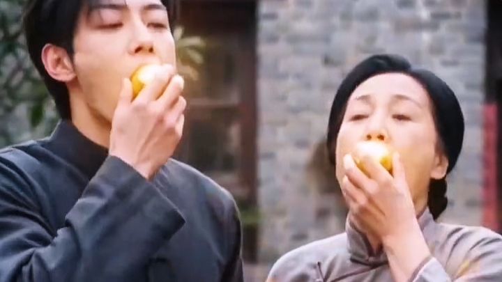 夫妻俩为了长生不老，竟同时吃下传说中的仙丹，不料妻子在仙丹的作用下直接倒地而亡，而男人成功地获得了长生不老之身#蒙蒙的神话