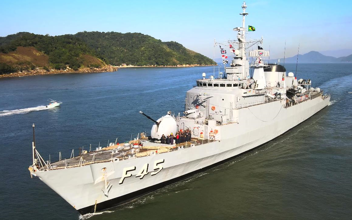 【巴西海军】尼泰罗伊级护卫舰"联合"号(f-45)驶入桑托斯港(2024/5)
