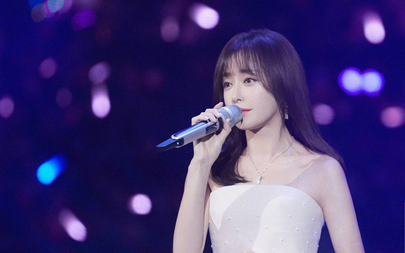 秦岚湖南卫视跨年皇后娘娘一袭白裙演唱雪落下的声音太美了吧