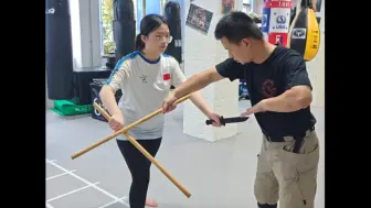 下载视频: 高一的小王同学，完成了10小时菲律宾武术和10小时徒手防卫技术训练。一次开心且难忘的暑假短训。