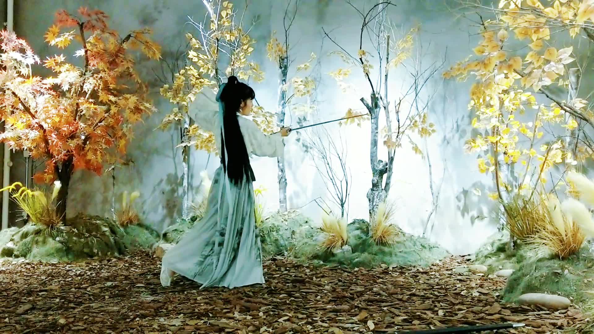 江山笑烟雨遥涛浪淘尽红尘俗世几多娇清风笑竟若寂寥豪情还剩了一襟晚