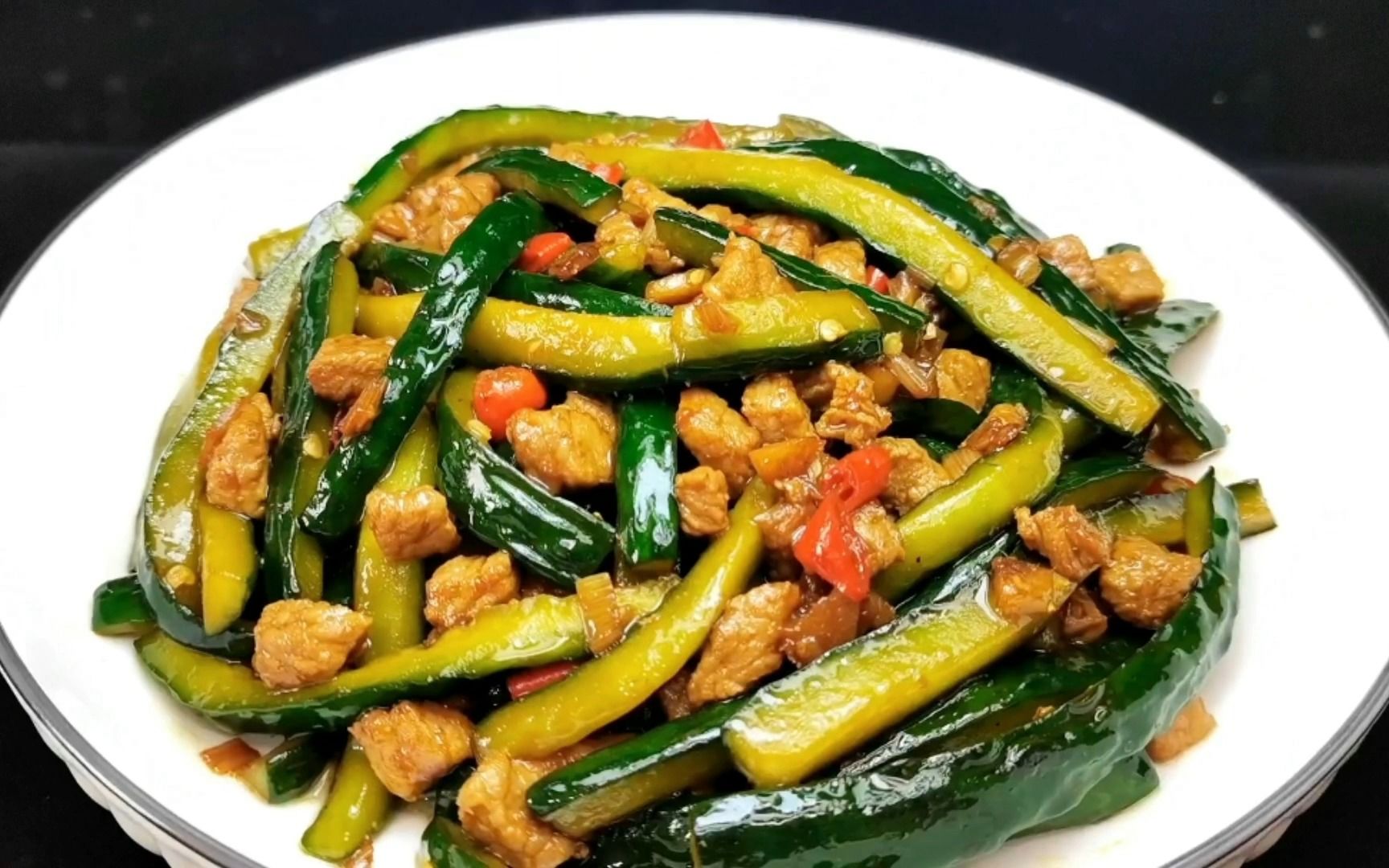 黄瓜不要总凉拌了,像这样加点肉丁炒着吃,爽脆入味,又香又下饭