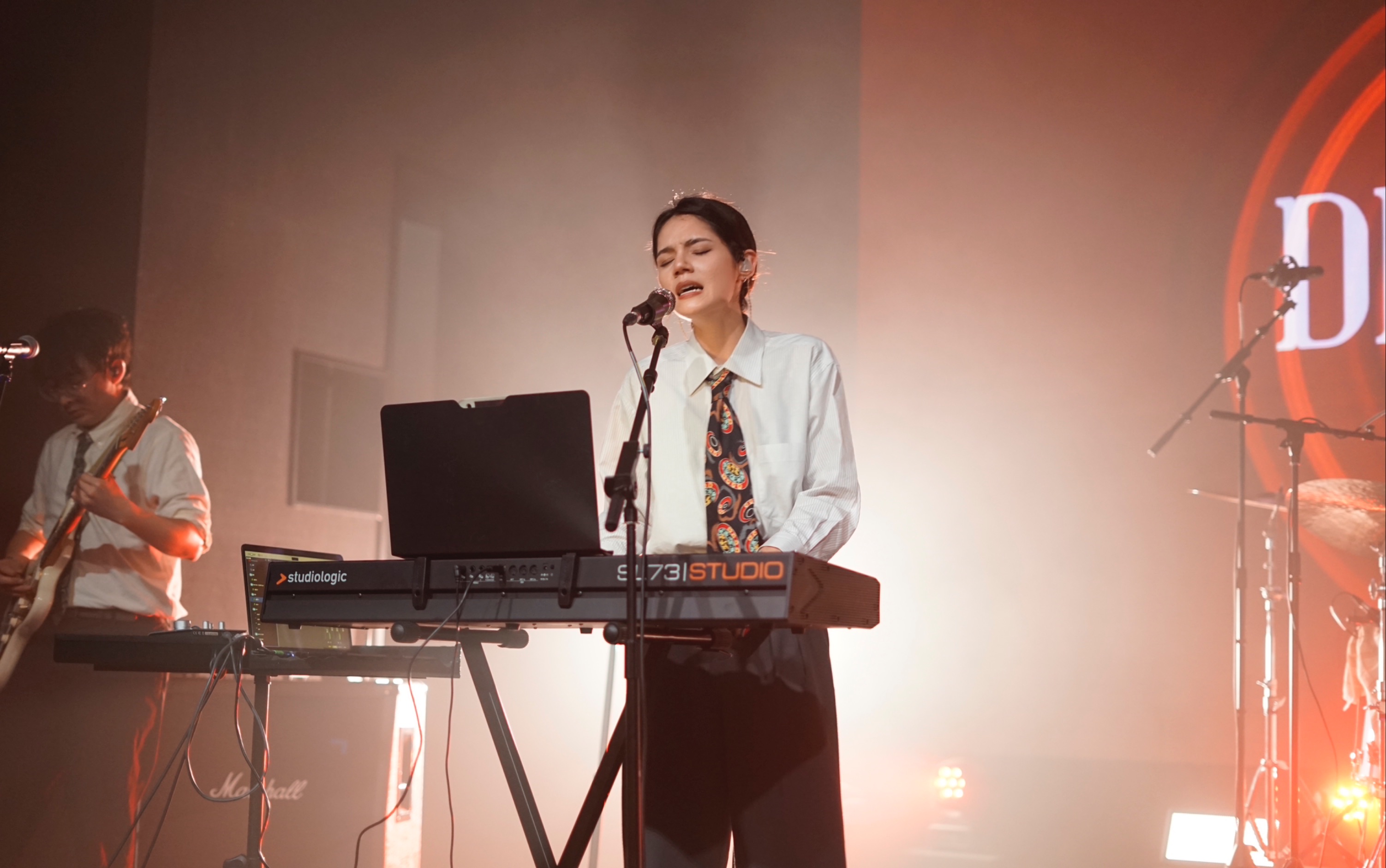 缺省default乐队五周年巡演cover《white winter hymnal》