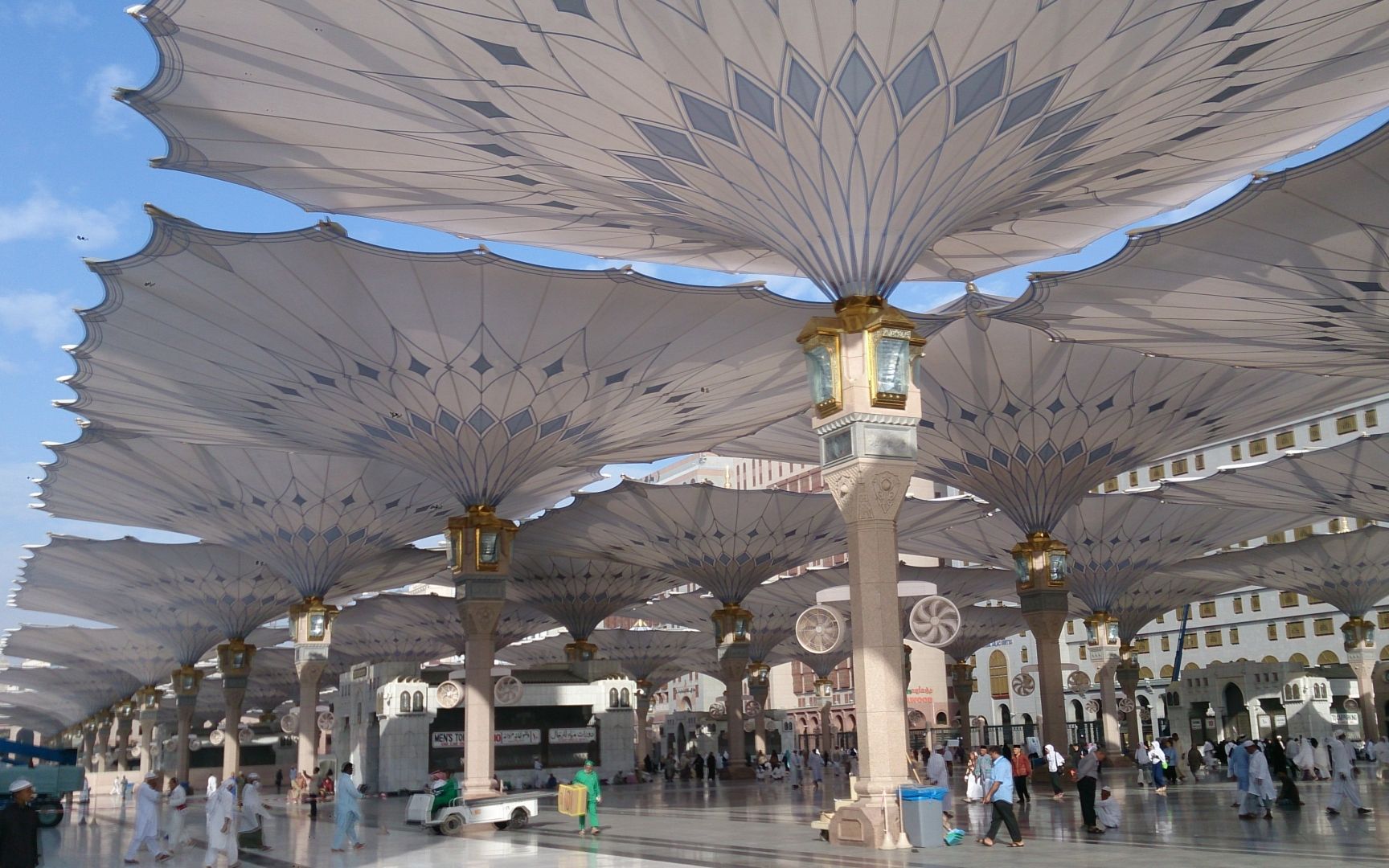 沙特独有的巨型遮阳伞,耗资上百亿打造,遮盖面积可达2300平米