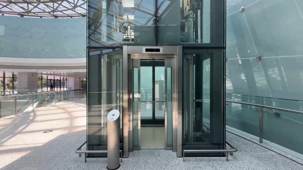 威海北站站前广场的日立uax观光电梯