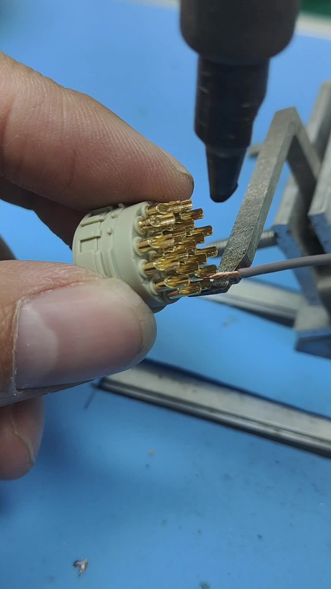 航插头焊线,焊点饱满漂亮,好实用.#焊锡机 #自动焊接设备 #焊接