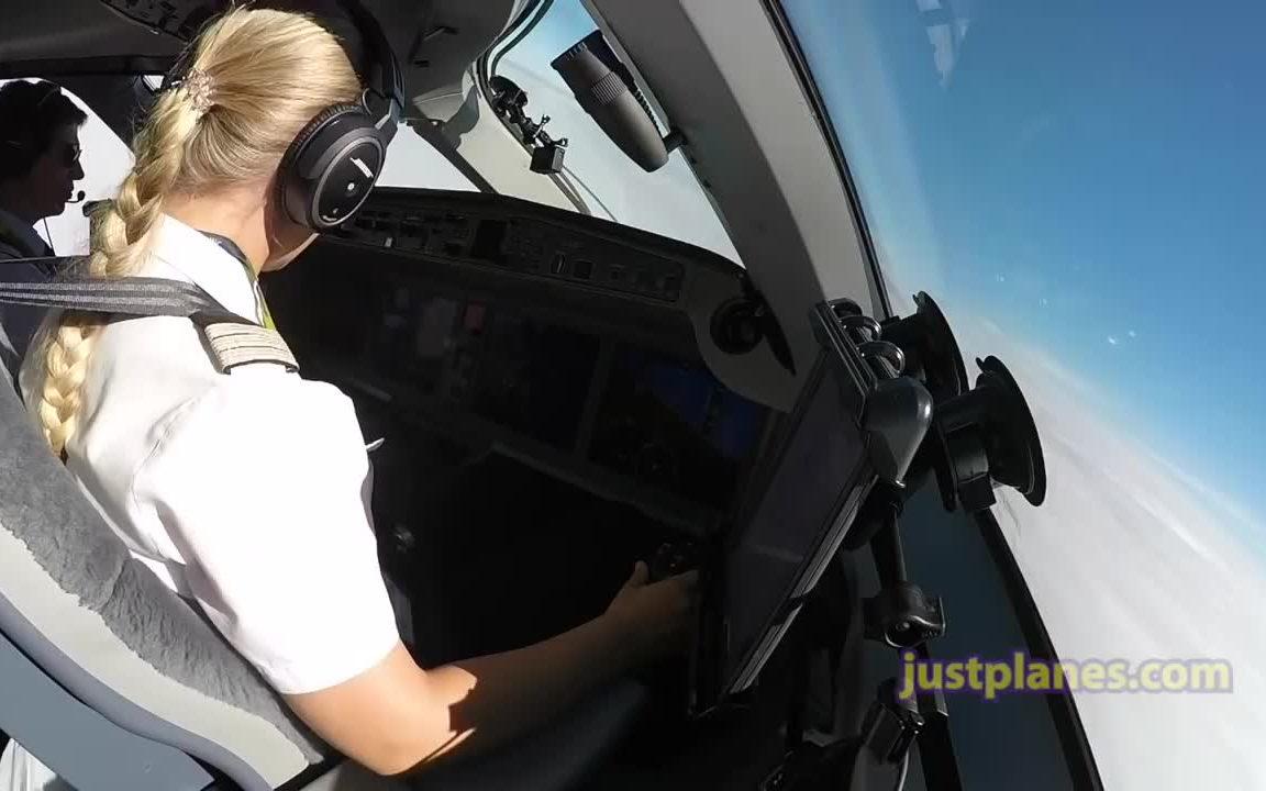 【驾驶舱视角】女飞行员驾驶空客 a220 从冰岛起飞