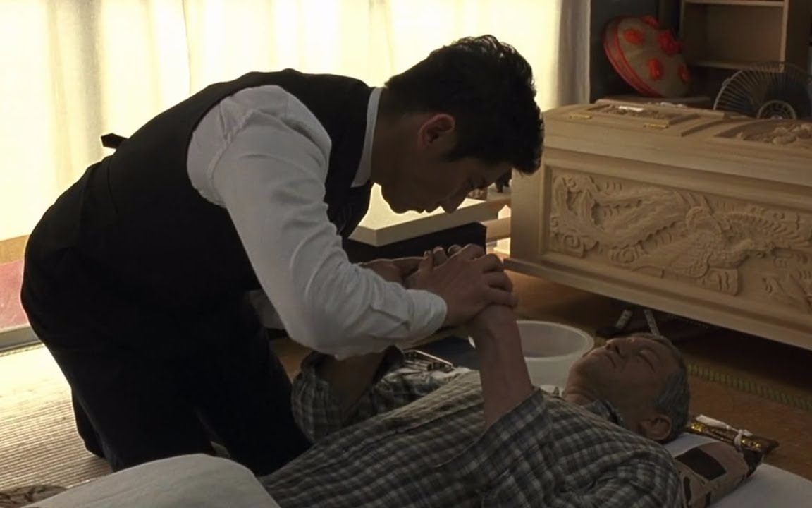 小哥入殓师给自己父亲遗体化妆在父亲紧握的手里发现异常