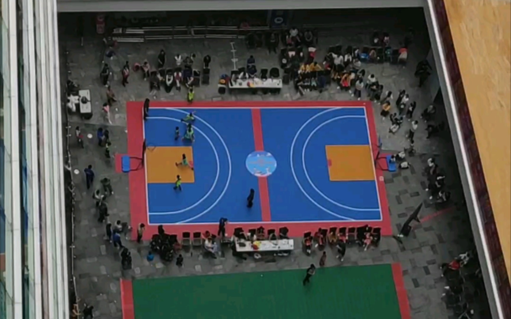 没见过这么迷你的篮球场,小小的篮筐小小的人儿好阔爱