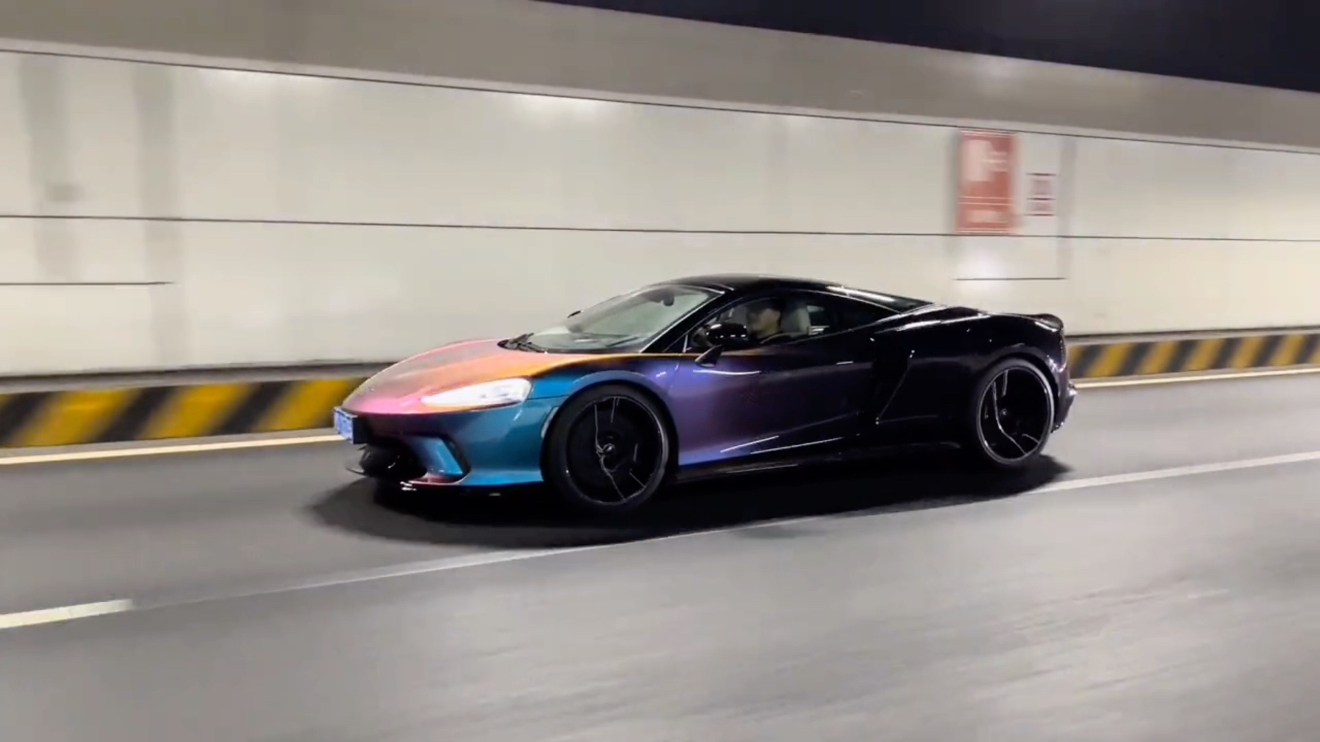 迈凯伦gt霓虹高定限量版出街