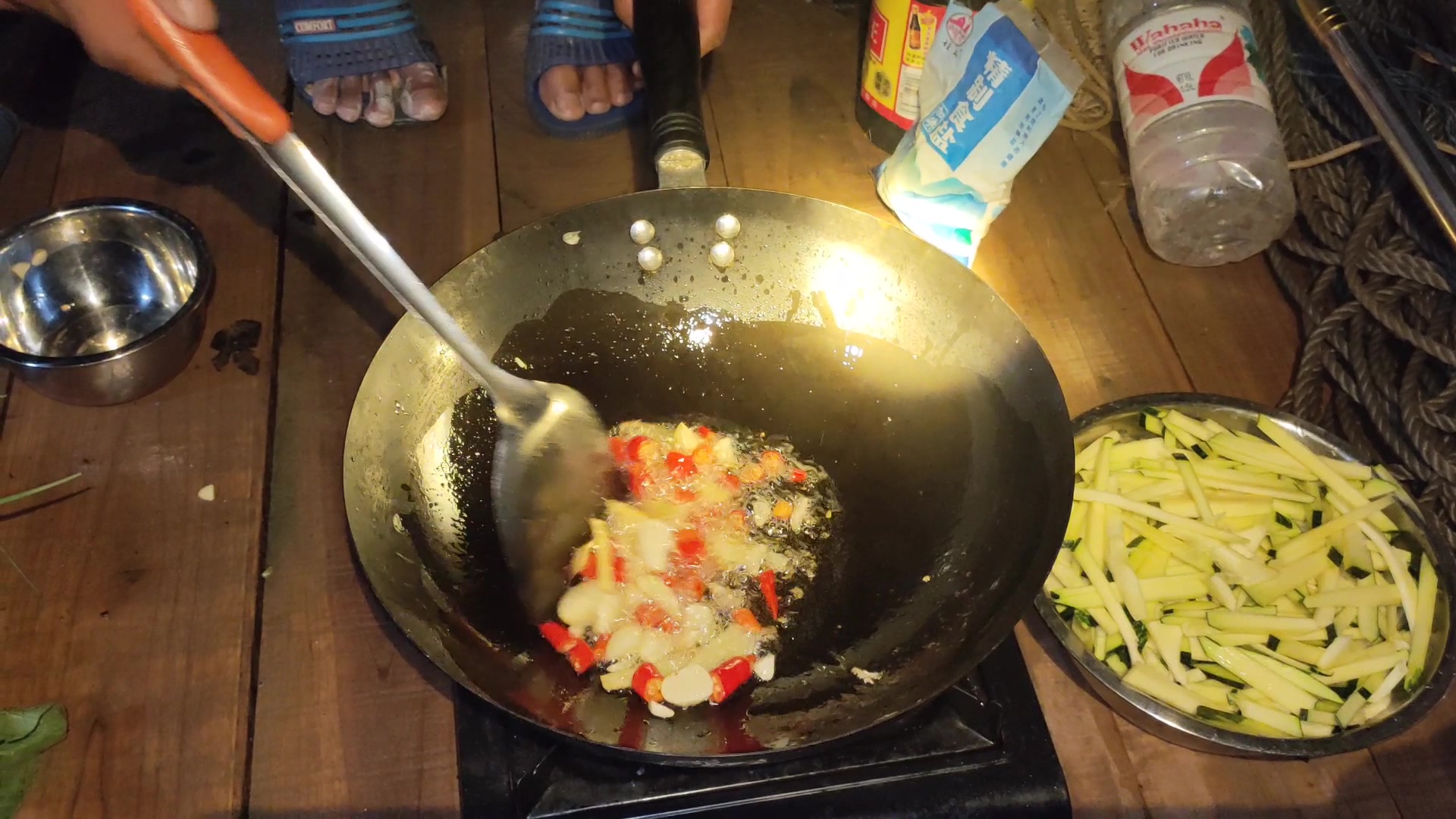 渔民阿欢隐居水库打鱼为生,与世无争朴实平淡有人向往这种生活吗_哔哩