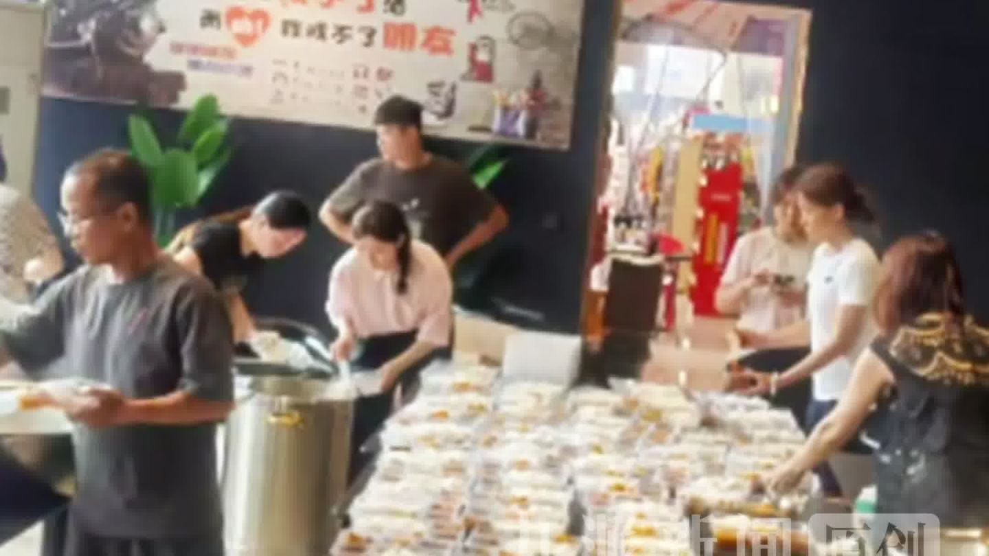 男子自掏腰包做千份盒饭送往灾区，有人捧着热饭忍不住落泪