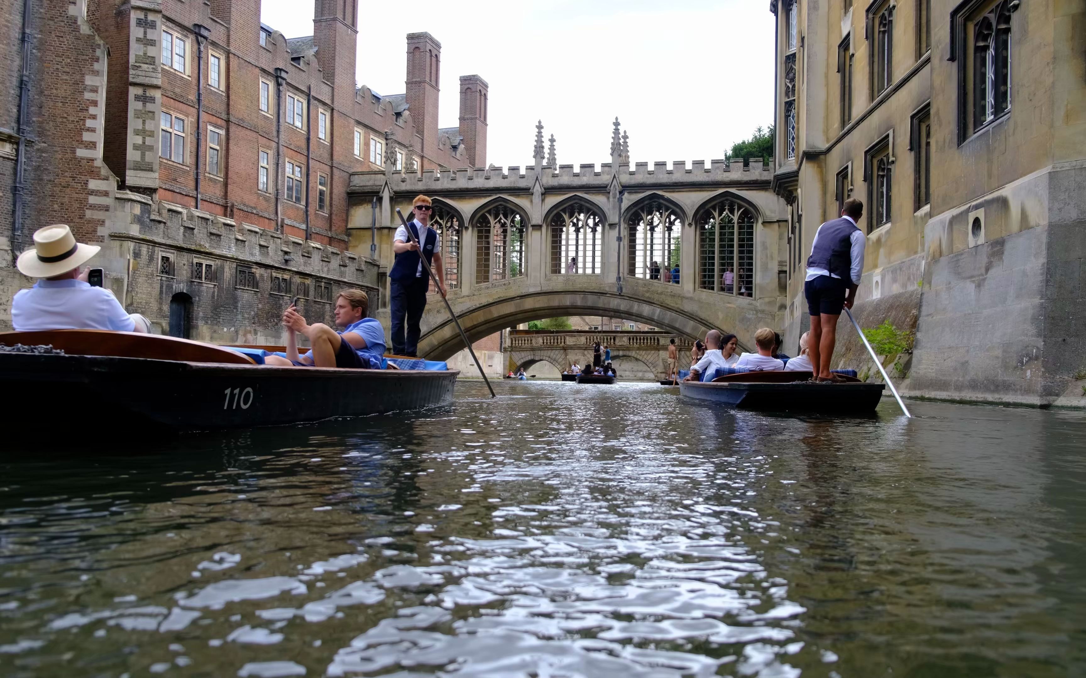 剑桥大学七月末的康河第一人称校区游船