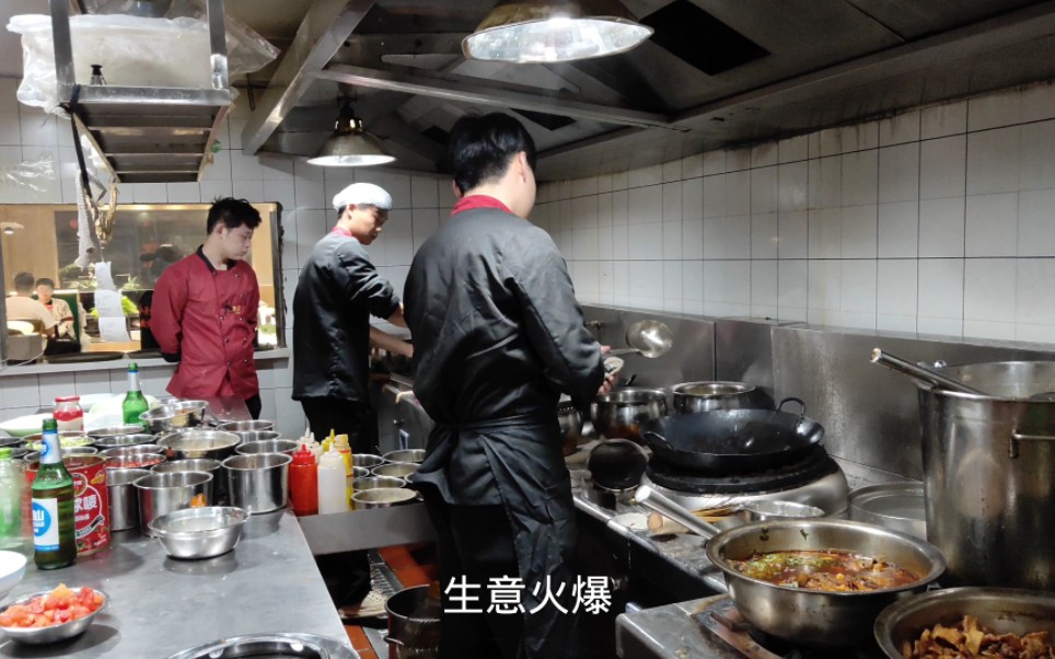 飯店樓上樓下全部訂滿,後廚兩個師傅炒菜生意火爆老闆又掙錢了