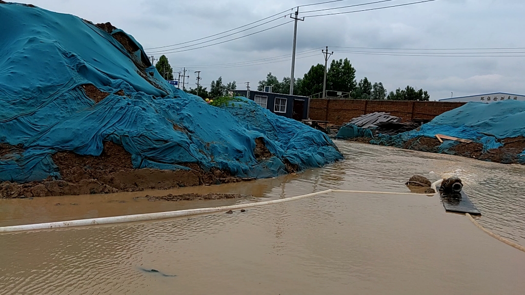 雨后的工地抽水
