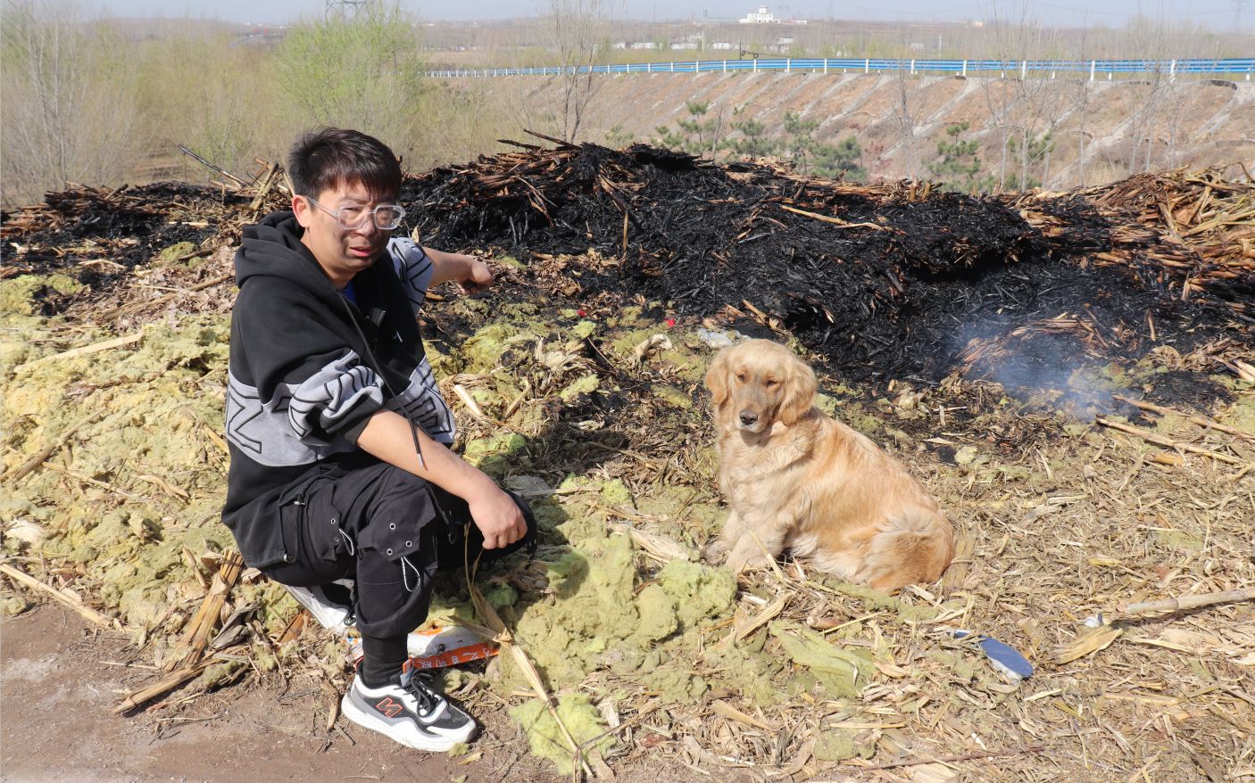 [图]小亮和金毛救火把自己搞得狼狈不堪，埋怨放火人可恶，小亮要举报