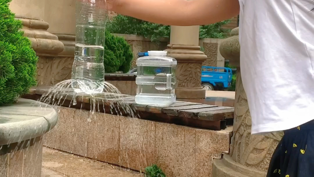 夏天到了用矿泉水瓶给孩子做一个小喷泉凉爽好玩还能浇浇花草幼儿园