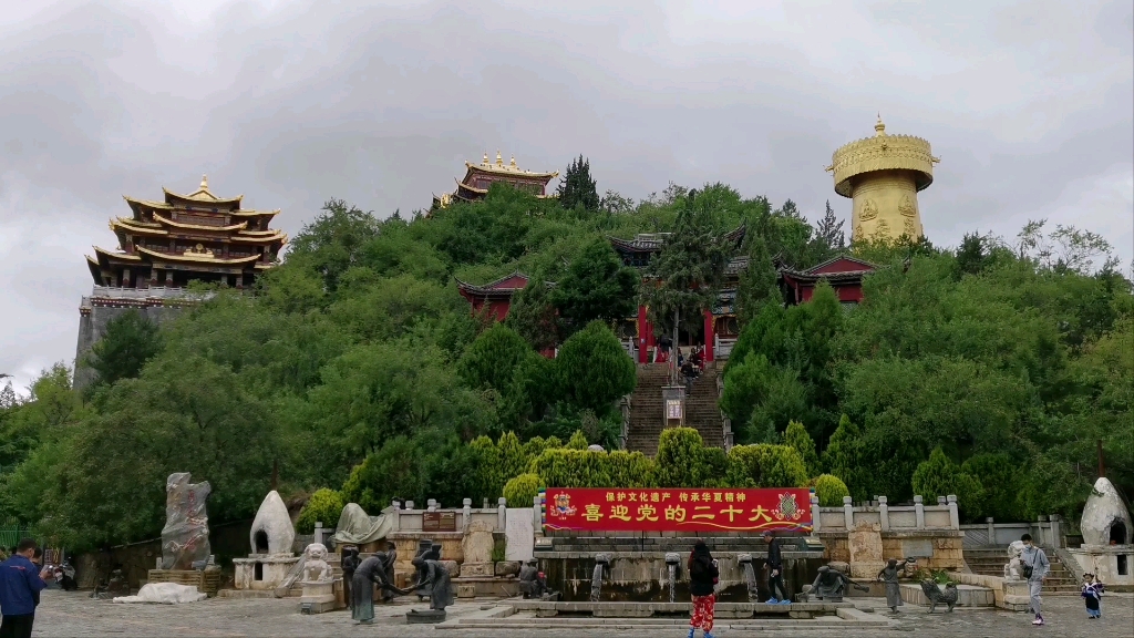香格里拉独克宗古城月光广场,祈福与天空最近的转经筒