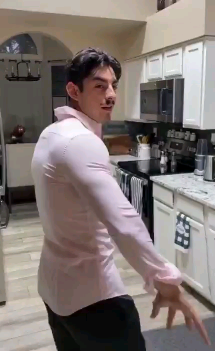 肌肉大到撑破衬衫